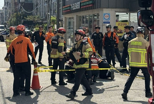 25일 서울 역삼동 도로에서 발생한 싱크홀 현장에 출동한 소방관들. [독자 제공=연합뉴스]